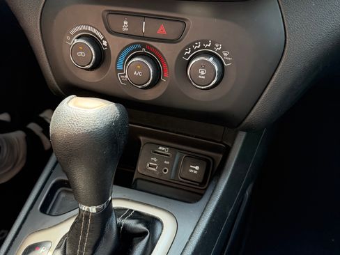 Used 2015 Jeep Cherokee Sport FWD image 19