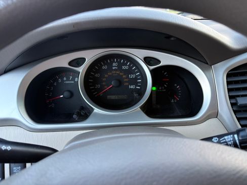 Used 2005 Toyota Highlander 2WD V6 w/ 3rd Row image 17