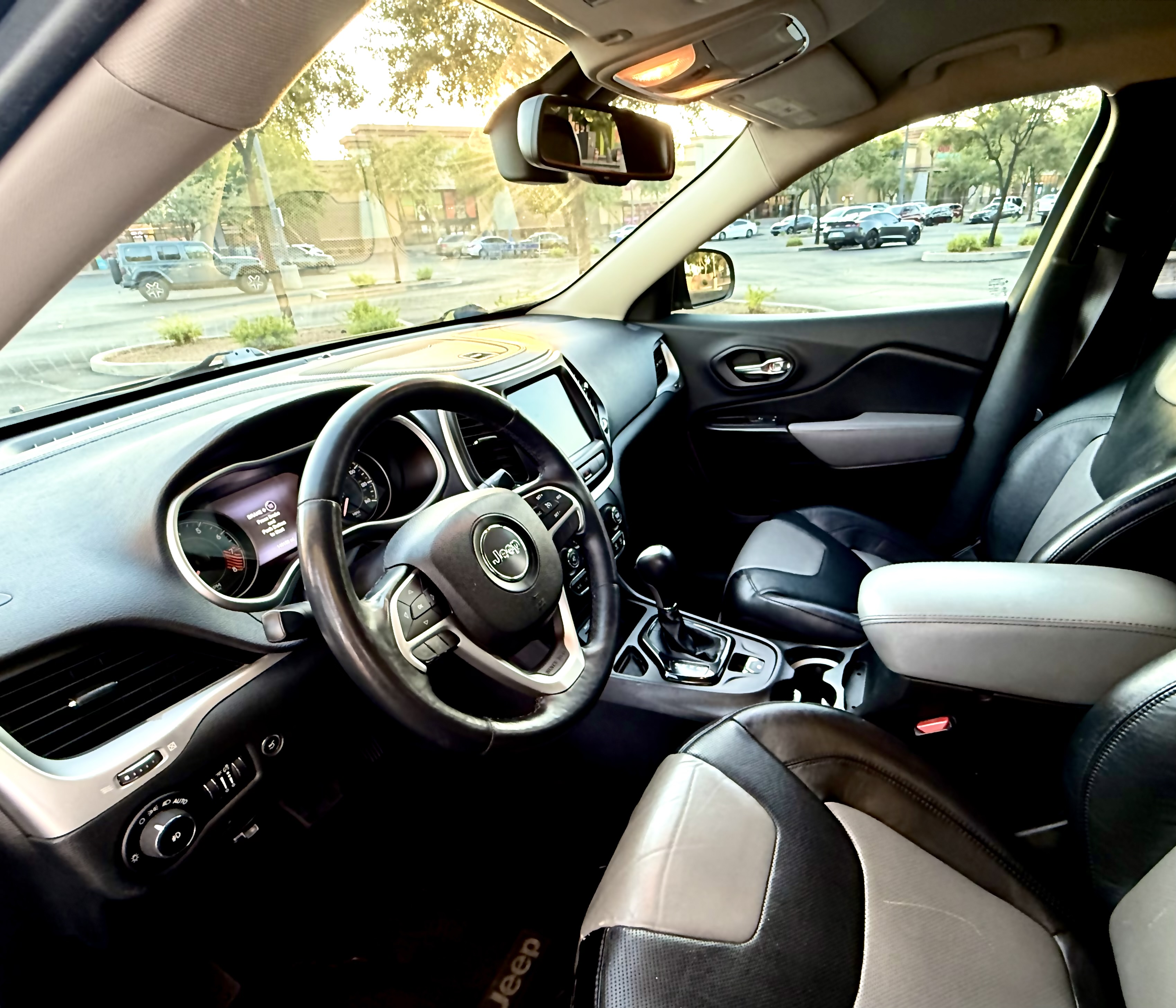 Used 2014 Jeep Cherokee Limited w/ Luxury Group FWD image 8