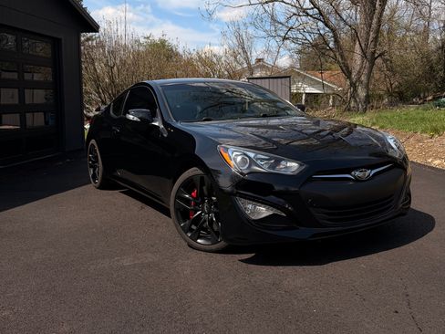 Used 2016 Hyundai Genesis Coupe 3.8 image 2