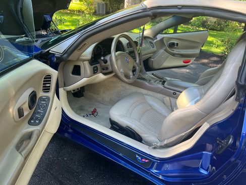 Used 2004 Chevrolet Corvette Convertible w/ Preferred Equipment Group RWD image 5