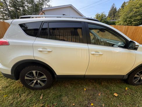 Used 2018 Toyota RAV4 XLE AWD/4WD image 11
