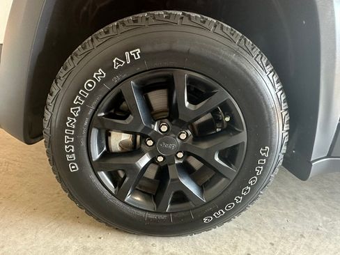 Used 2016 Jeep Cherokee Trailhawk w/ Leather Interior Group AWD/4WD image 29