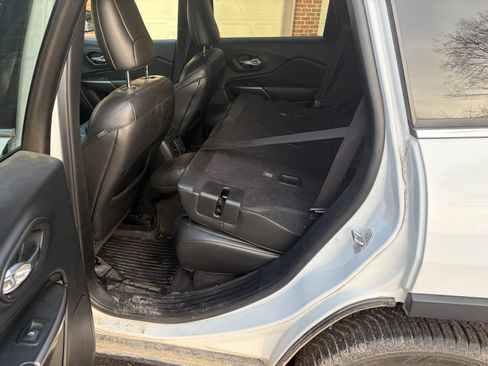 Used 2019 Jeep Cherokee Limited image 12