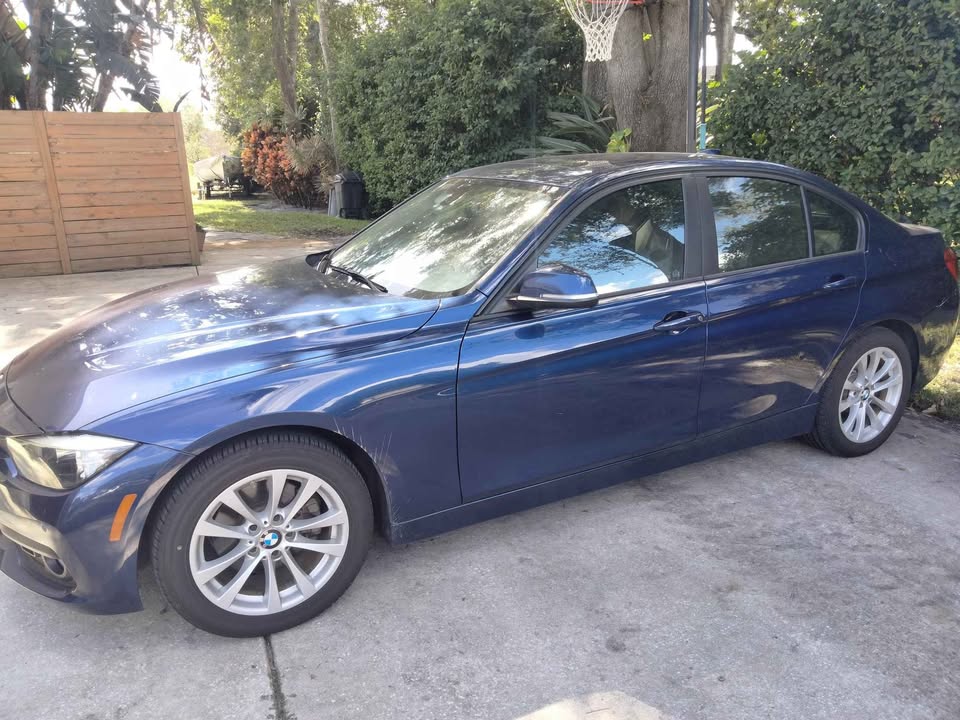 Used 2017 BMW 320i Sedan RWD image 4