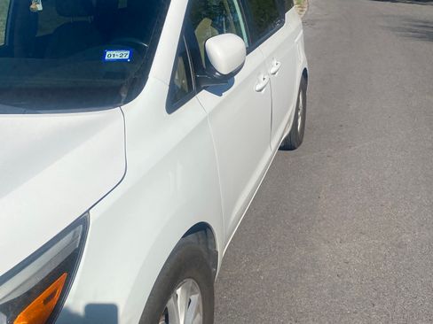 Used 2017 Kia Sedona LX w/ LX Essentials Premium Package image 2