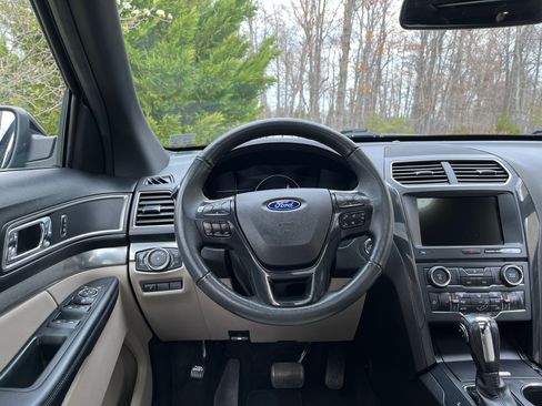 Used 2018 Ford Explorer XLT w/ Equipment Group 202A image 15