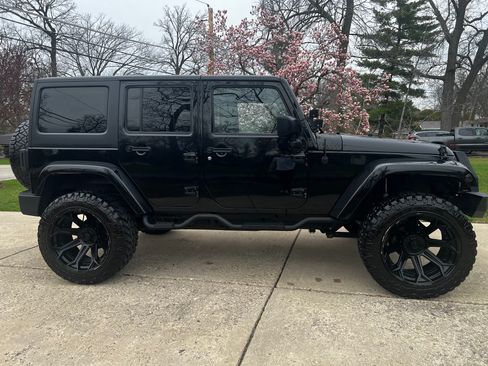 Used 2016 Jeep Wrangler Unlimited Sahara w/ Connectivity Group image 16