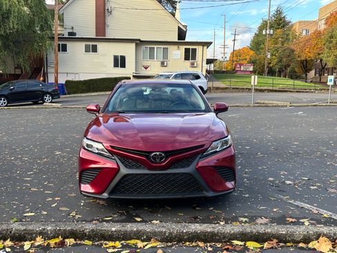 Used 2018 Toyota Camry SE image 4