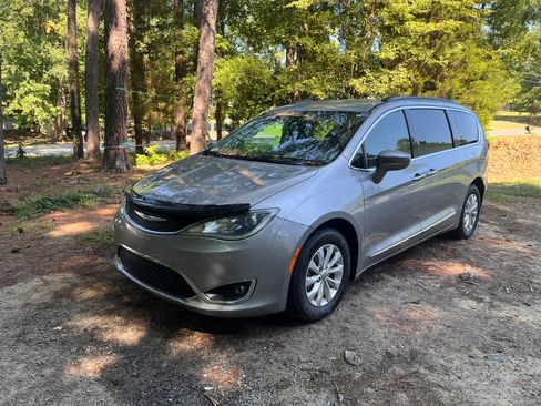 Used 2017 Chrysler Pacifica Touring-L FWD image 9