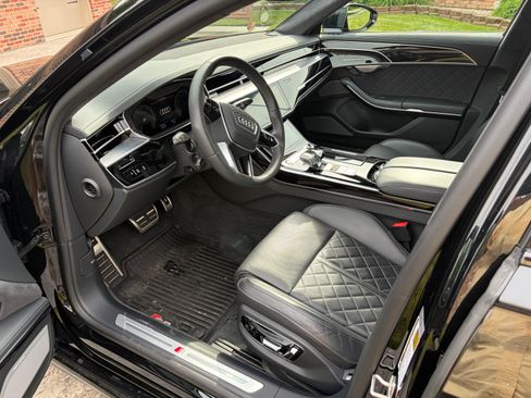 Used 2024 Audi S8 AWD/4WD image 11