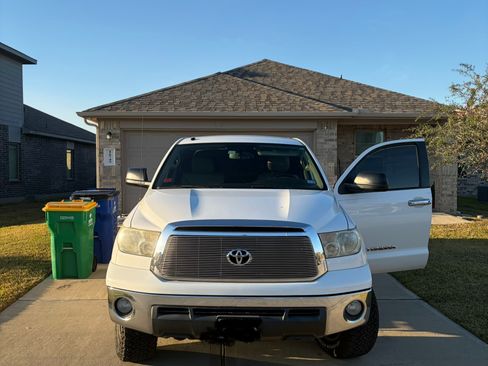 Used 2012 Toyota Tundra 4x4 CrewMax image 2