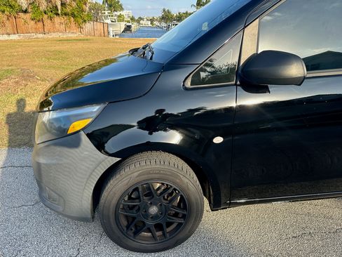 Used 2019 Mercedes-Benz Metris Passenger image 4