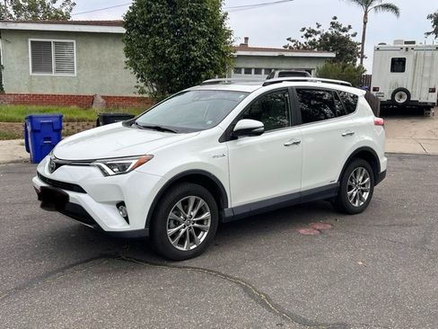 Used 2018 Toyota RAV4 Limited image 1