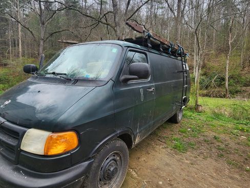 Used 2002 Dodge B2500 RWD image 1