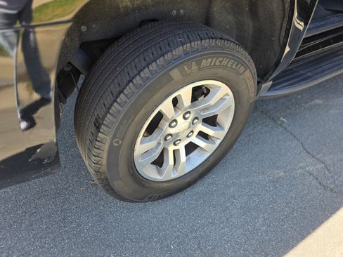 Used 2019 Chevrolet Suburban LT image 20