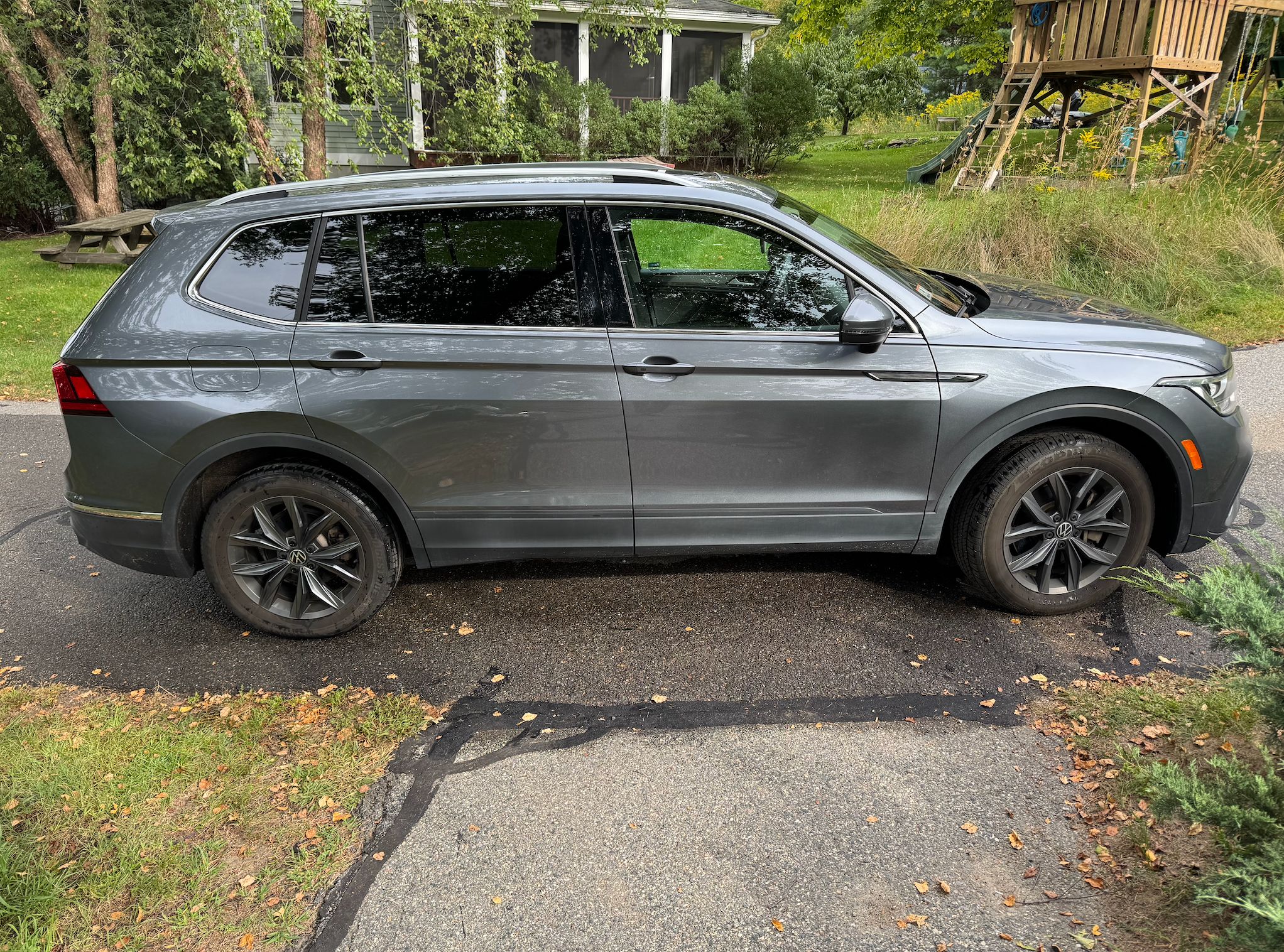 Used 2023 Volkswagen Tiguan SE w/ Panoramic Sunroof Package AWD/4WD image 2