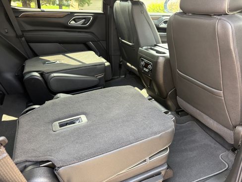 Used 2024 Chevrolet Tahoe Premier w/ Premium Package image 17