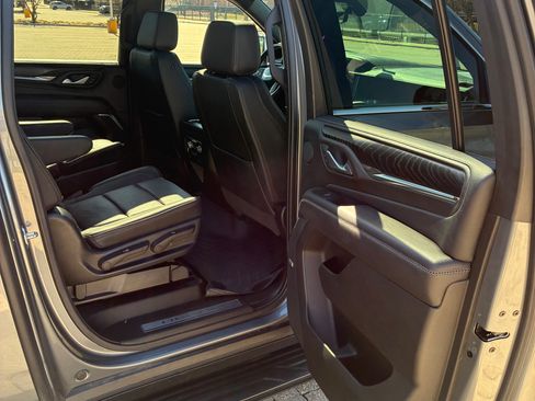 Used 2022 GMC Yukon XL Denali w/ Advanced Technology Package image 12