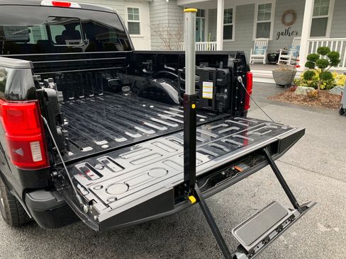 Used 2018 Ford F150 Platinum w/ Equipment Group 701A Luxury image 8