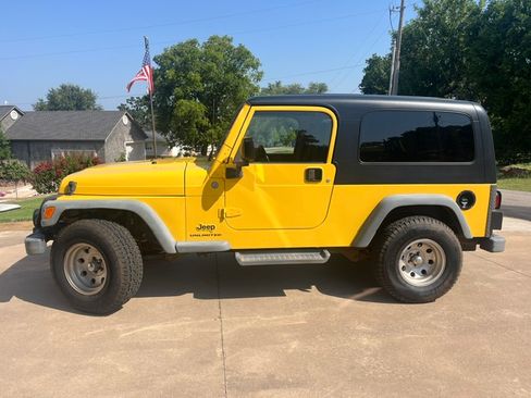 Used 2004 Jeep Wrangler 4WD image 2