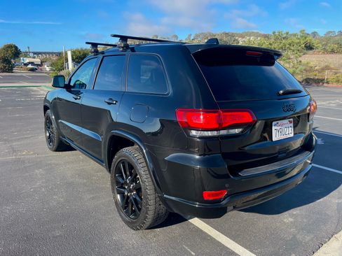 Used 2017 Jeep Grand Cherokee Altitude image 4