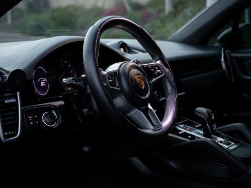 Used 2022 Porsche Cayenne Platinum Edition image 31