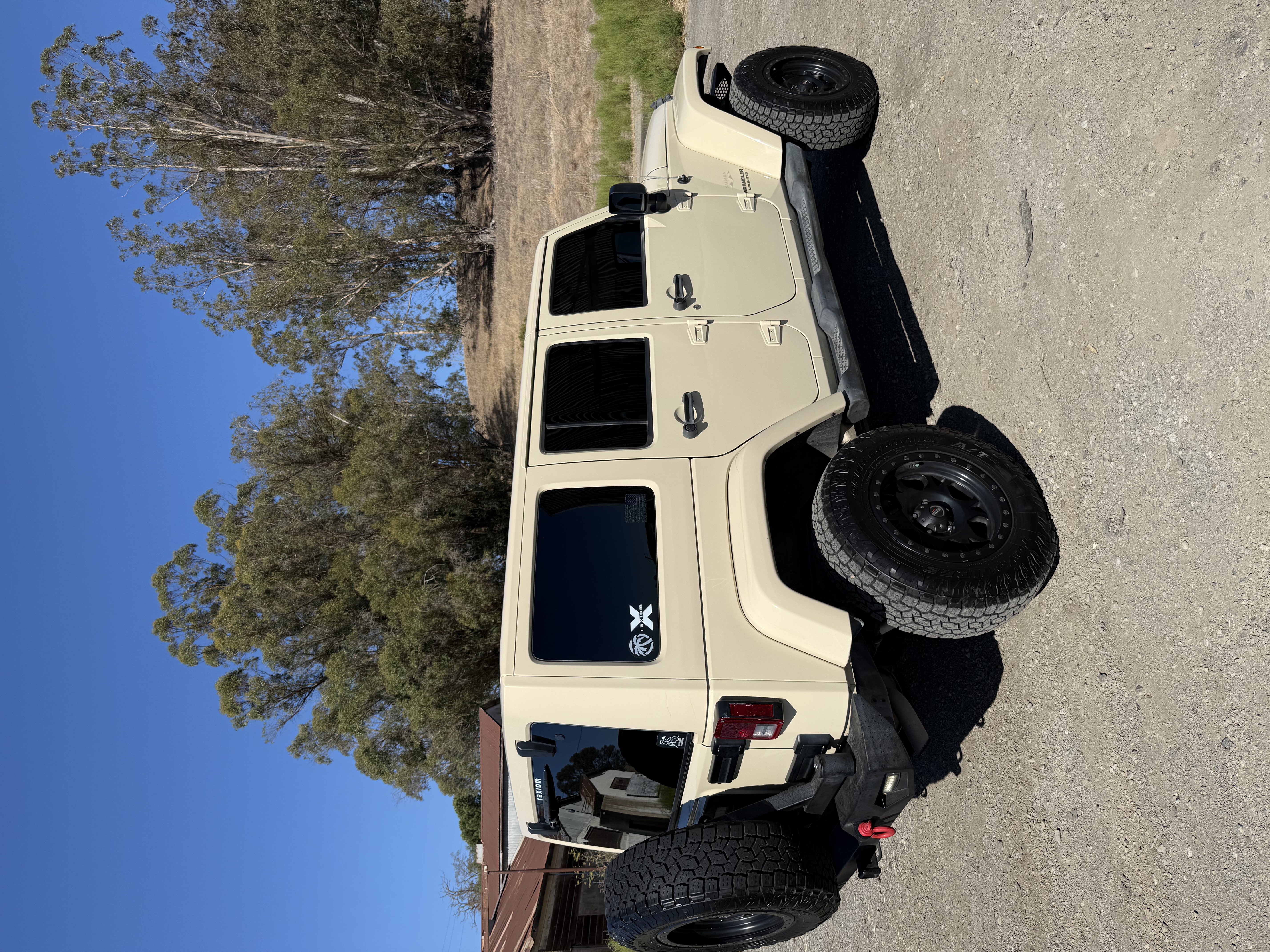 Used 2011 Jeep Wrangler Unlimited Sahara w/ Connectivity Group AWD/4WD image 8