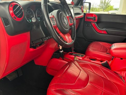 Used 2014 Jeep Wrangler Unlimited Sahara w/ Dual Top Group AWD/4WD image 12