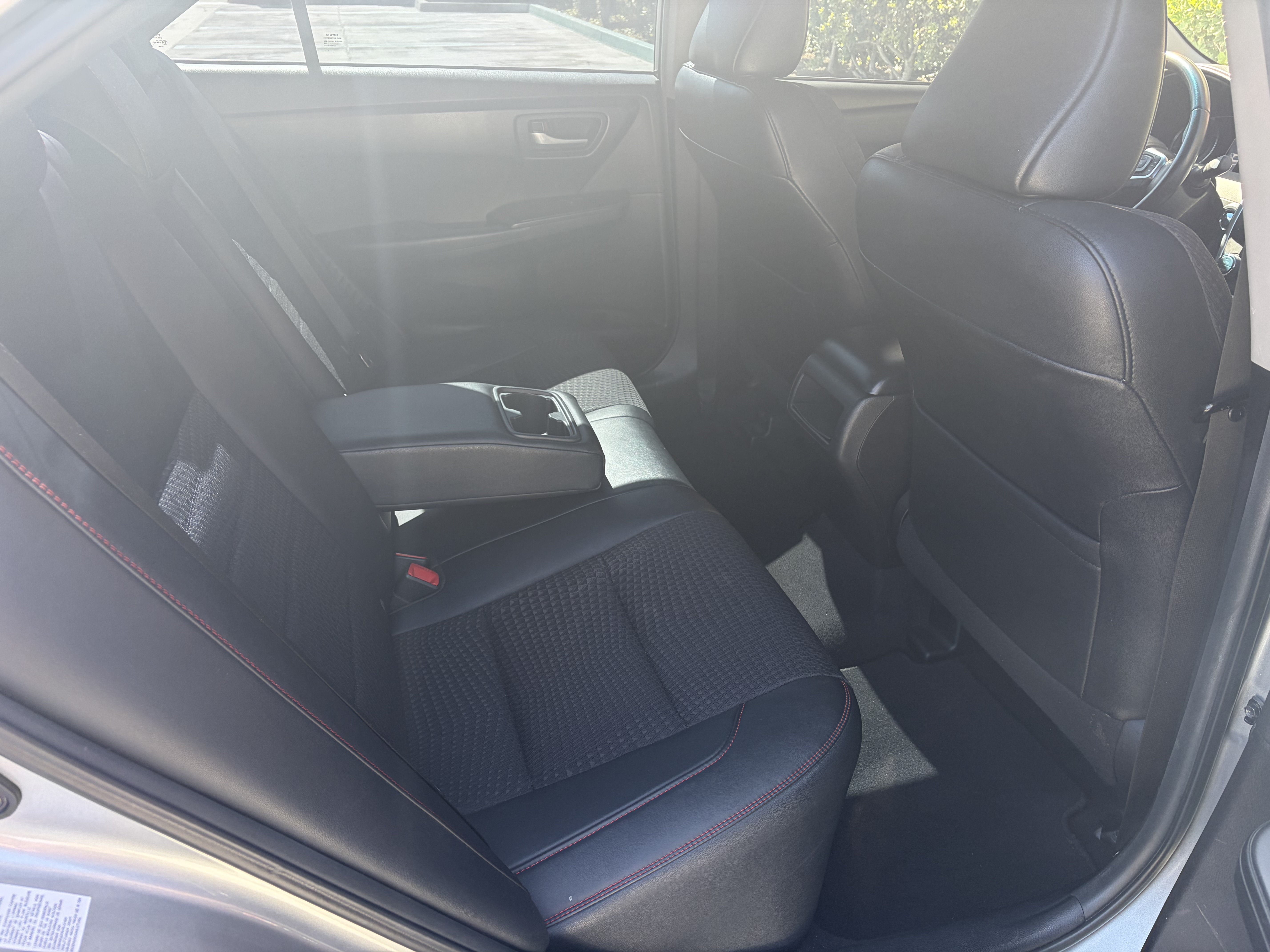 Used 2015 Toyota Camry SE w/ Moonroof Package FWD image 16