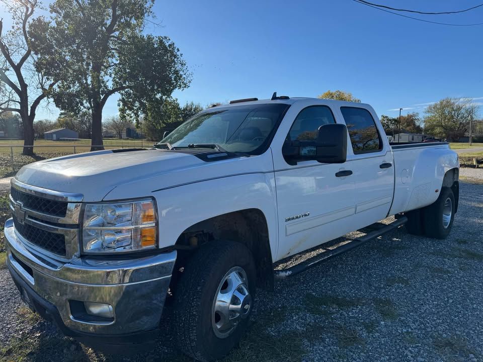 Used 2011 Chevrolet Silverado 3500 LT w/ Interior Plus Package AWD/4WD image 5