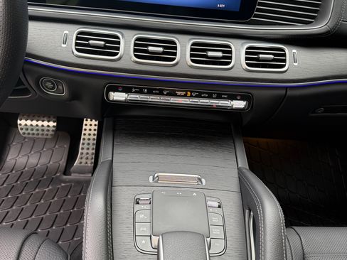 Used 2024 Mercedes-Benz GLS 450 4MATIC image 11