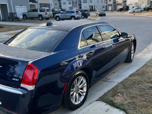 Used 2017 Chrysler 300 Limited image 4
