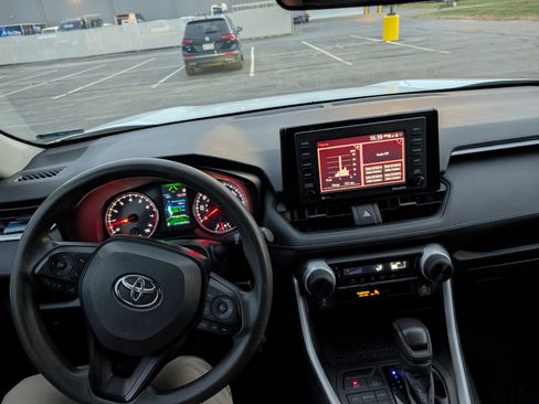 Used 2020 Toyota RAV4 LE image 6