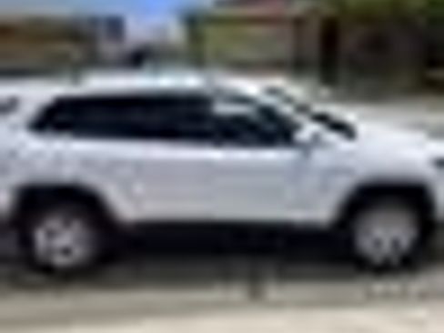 Used 2017 Jeep Cherokee Latitude image 4