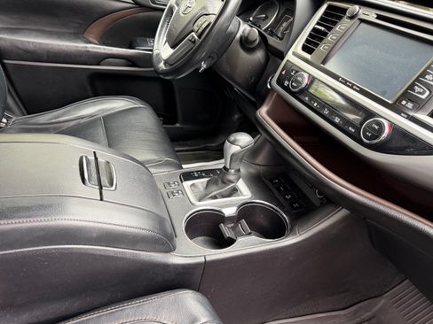 Used 2017 Toyota Highlander XLE AWD/4WD image 17