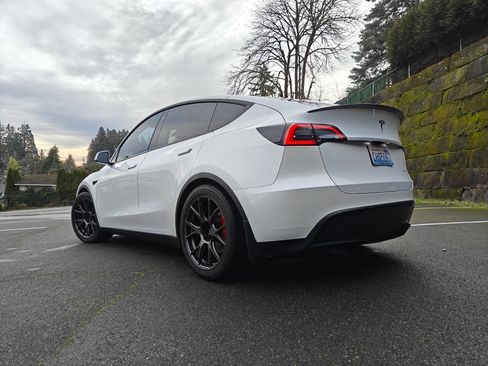 Used 2023 Tesla Model Y Performance image 4