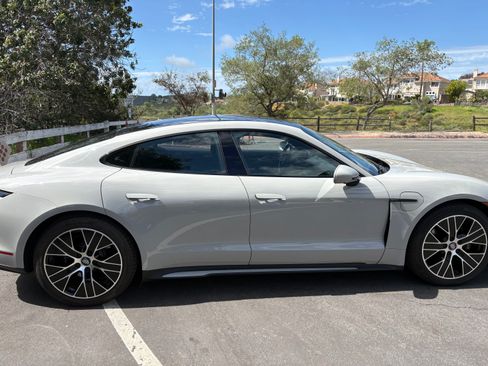 Used 2022 Porsche Taycan 4S image 9