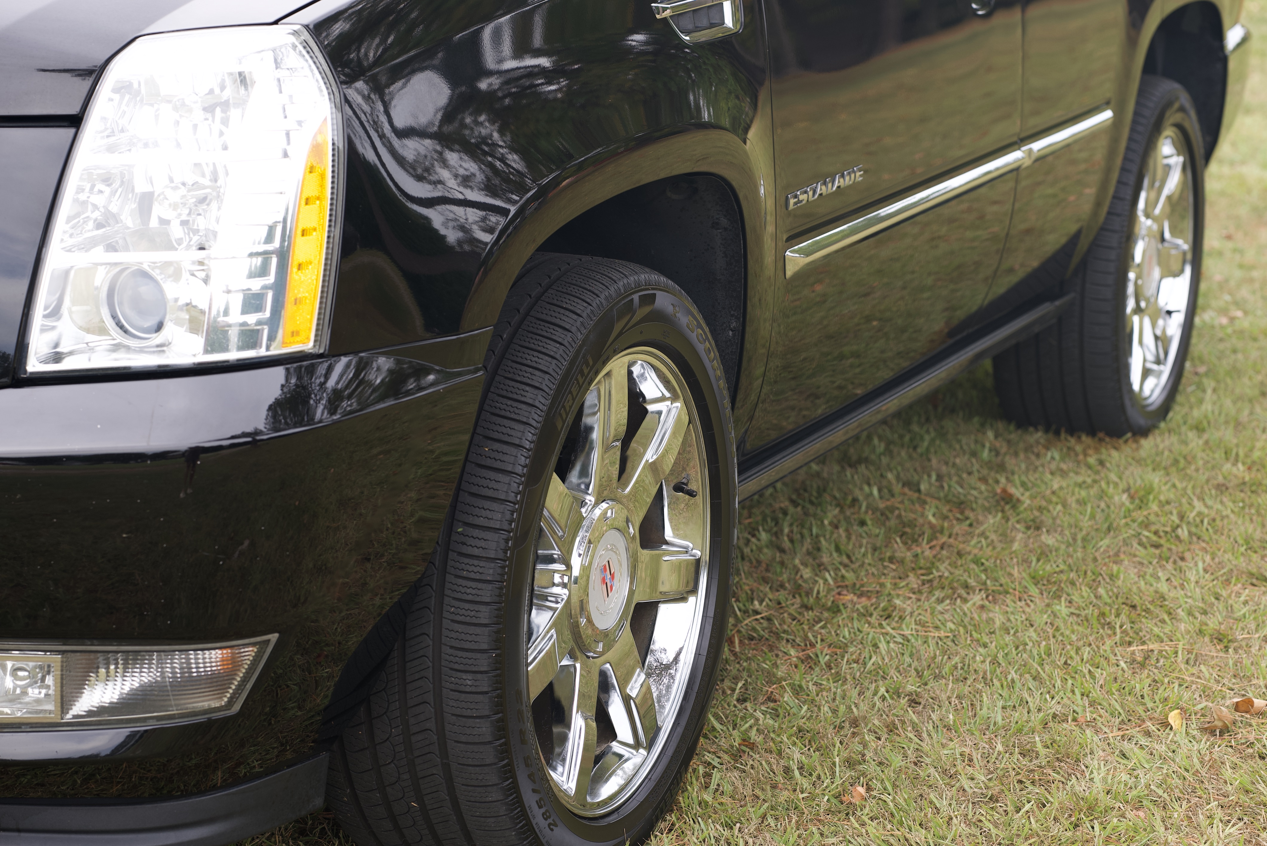 Used 2011 Cadillac Escalade Premium AWD/4WD image 14