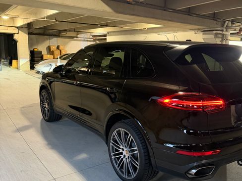 Used 2017 Porsche Cayenne AWD/4WD image 4