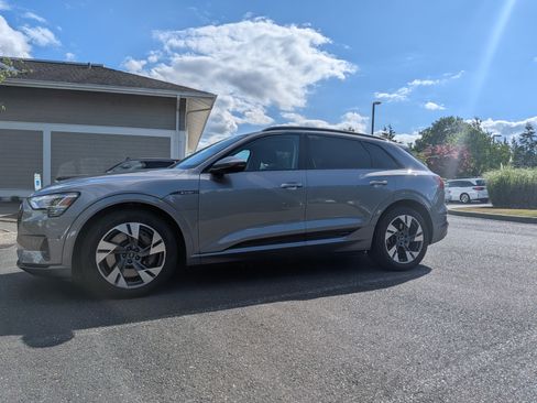 Used 2021 Audi e-tron Premium w/ Convenience Plus Package AWD/4WD image 1