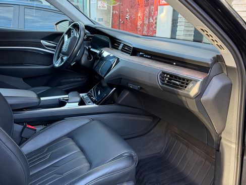Used 2019 Audi e-tron Prestige w/ Prestige Package image 8