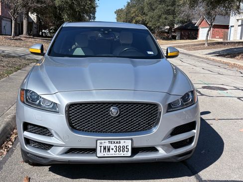 Used 2017 Jaguar F-PACE Prestige image 4