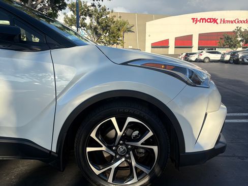 Used 2019 Toyota C-HR XLE FWD image 4