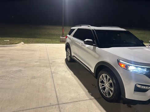 Used 2020 Ford Explorer XLT w/ Equipment Group 202A AWD/4WD image 5