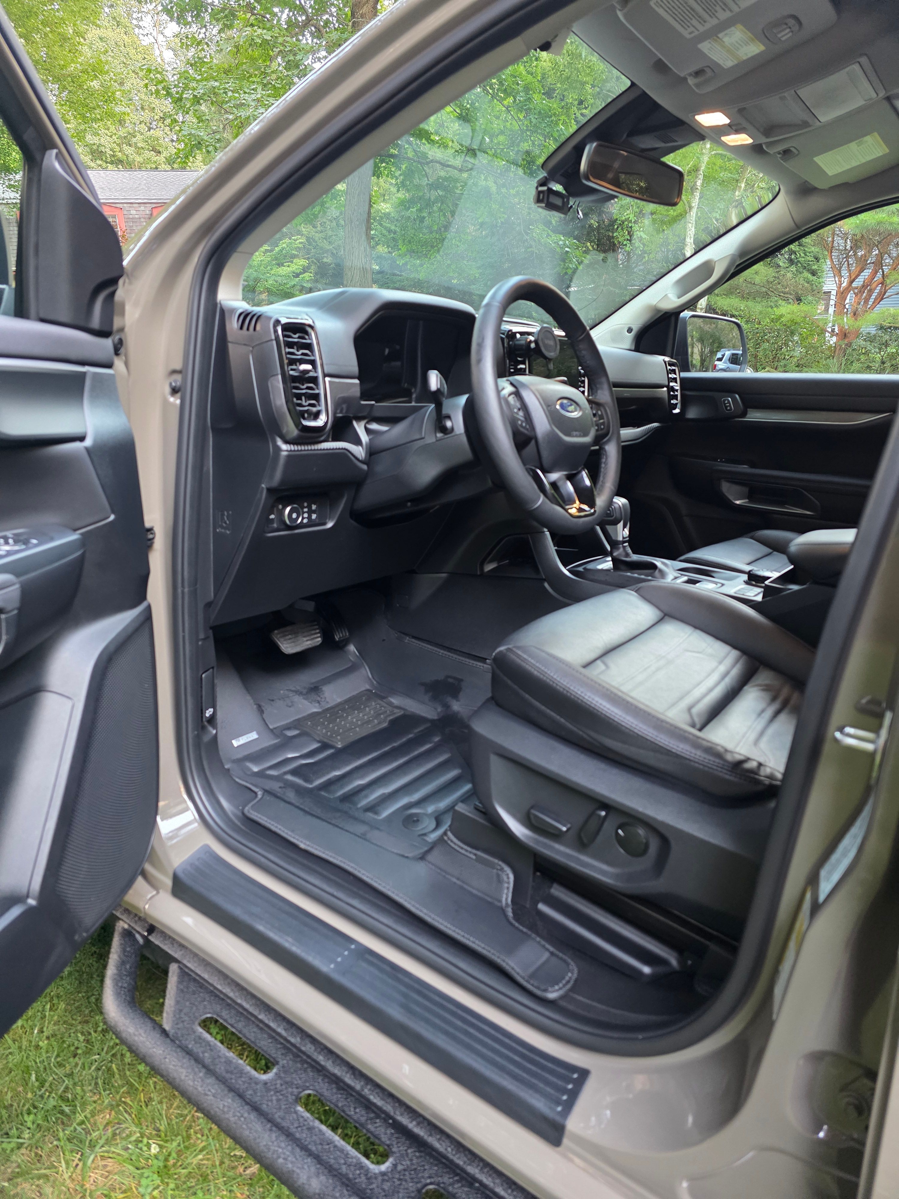 Used 2025 Ford Ranger Lariat w/ Black Appearance Package AWD/4WD image 2