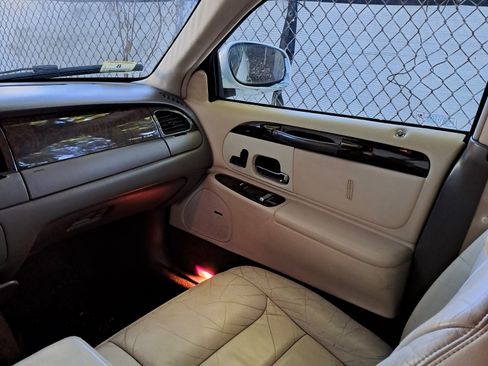 Used 1998 Lincoln Town Car Signature image 6