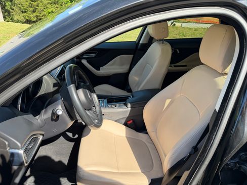 Used 2018 Jaguar F-PACE Premium AWD/4WD image 10