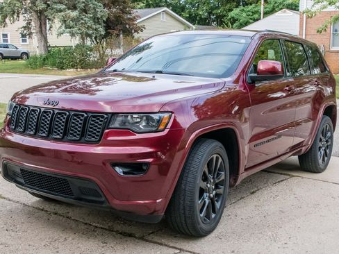 Used 2019 Jeep Grand Cherokee Altitude image 1