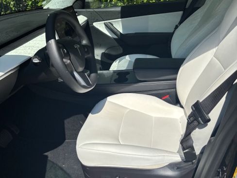 Used 2022 Tesla Model Y Long Range image 12